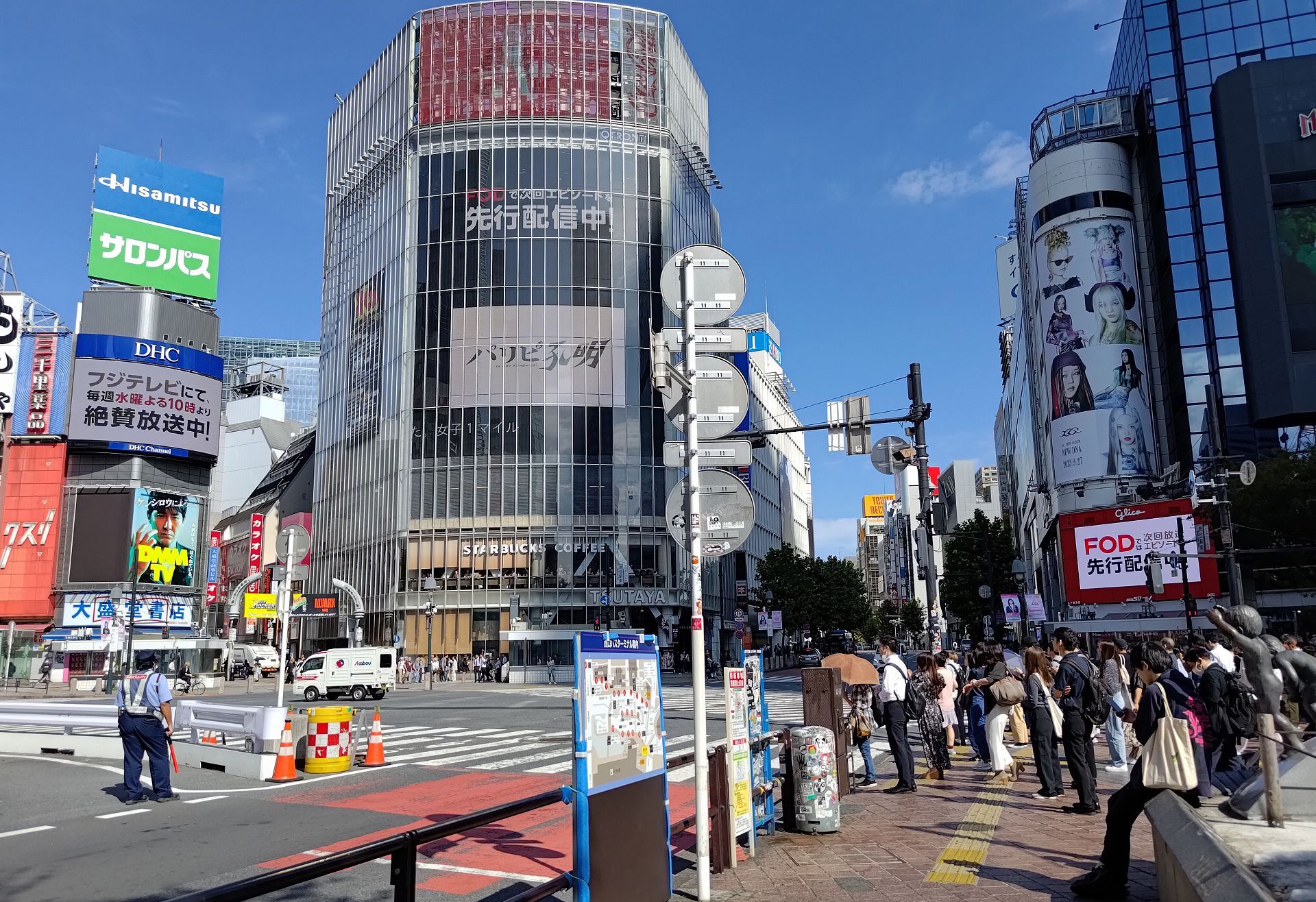 渋谷スクランブル交差点付近の大型ビジョンにて、ドラマ『パリピ孔明』のプロモーション映像を放映！