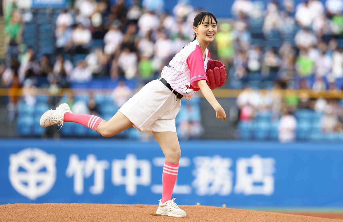 菅井友香が神宮球場で6年ぶりにファーストピッチ！ドラマ『ロンダリング』の魅力もアピール