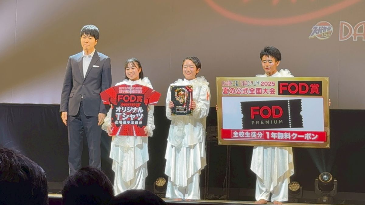 「表彰楯」と副賞として「全校生徒分の1年無料クーポン」「オリジナルTシャツ」を贈呈｜FOD INFO