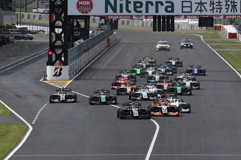 【SUPER FORMULA 2026】2レースともに劇的な結末に！　フェネストラズと福住が鈴鹿ラウンドを制する：Rd.4-5結果