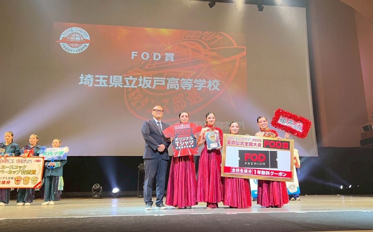 ▲表彰式ではFOD担当者から「表彰楯」と、副賞として「全校生徒分の1年無料クーポン」、「オリジナルTシャツ」を贈呈。1年分という単語に、驚きの歓声もあがっていました。手渡しした楯・パネルとともに生徒の皆さまと笑顔で写真を撮ることができました。
